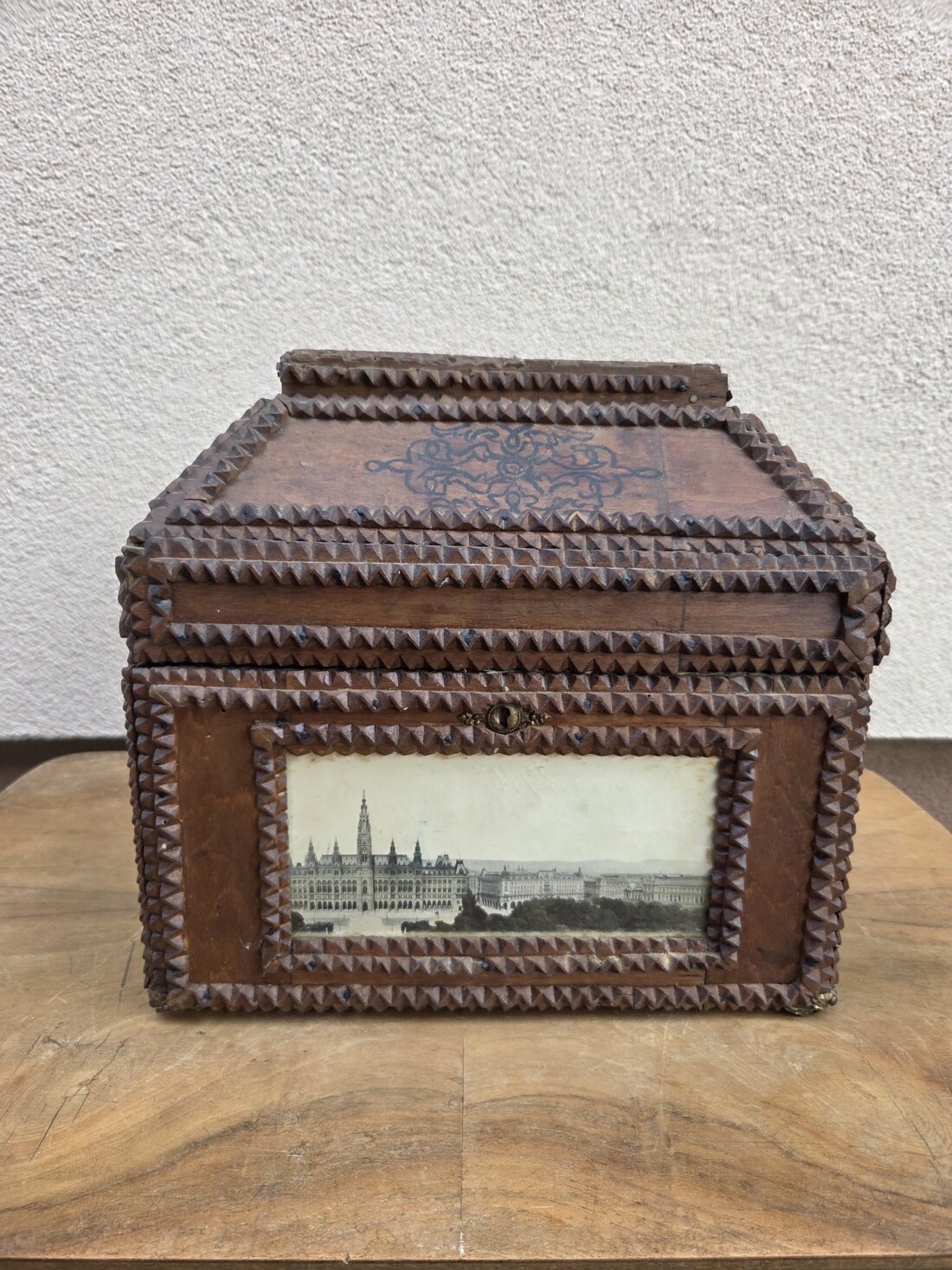 👑 Starožitná šperkovnica Viedeň – ručná rezba Tramp Art (cca 1900) – Obrázok 7
