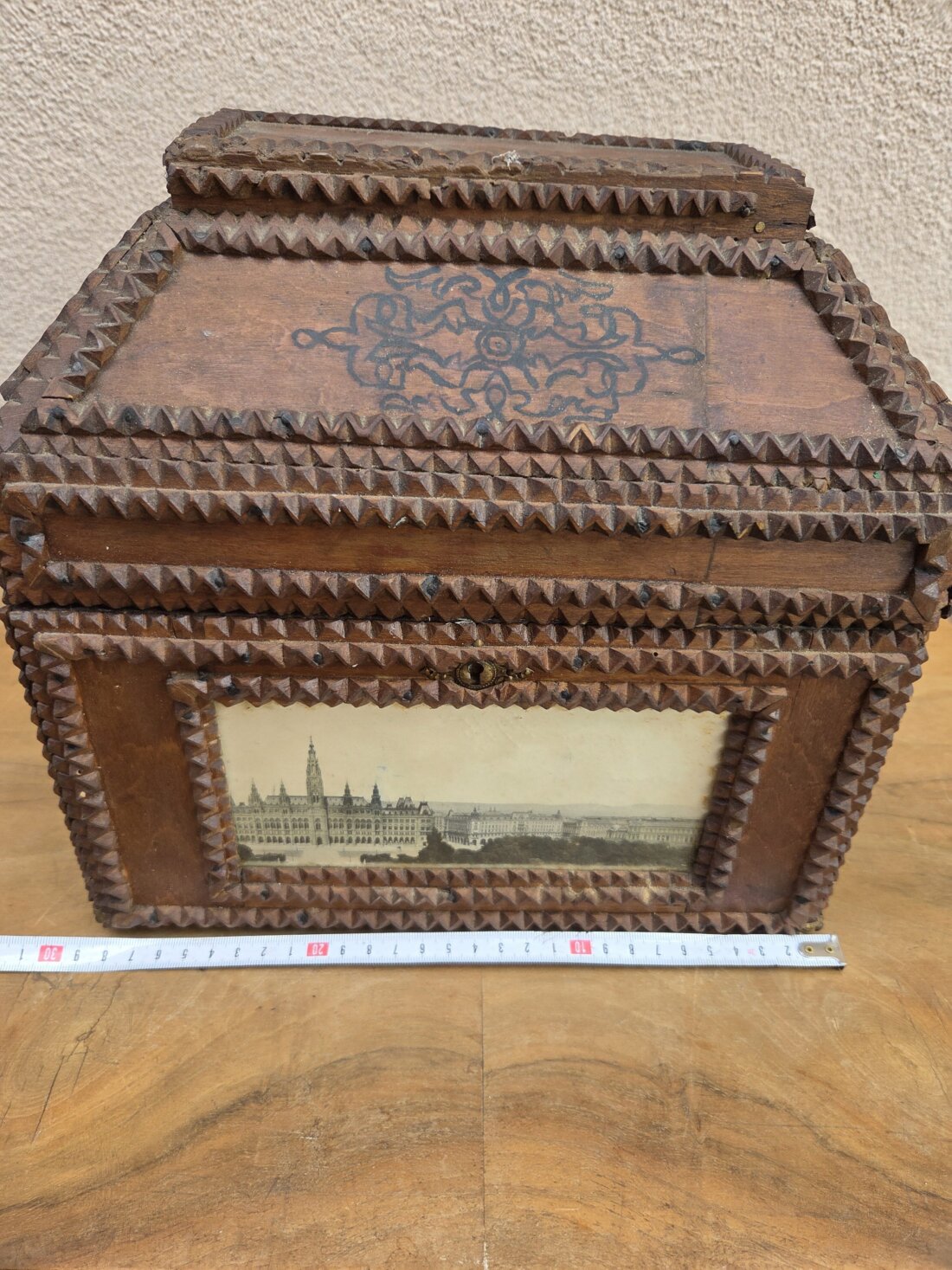👑 Starožitná šperkovnica Viedeň – ručná rezba Tramp Art (cca 1900) – Obrázok 8
