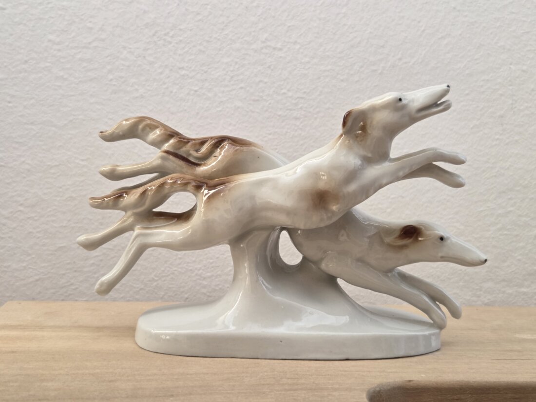 Značená retro porcelánová soška – Bežiace chrty Barzoje (Gräfenthal, Nemecko) – Obrázok 3