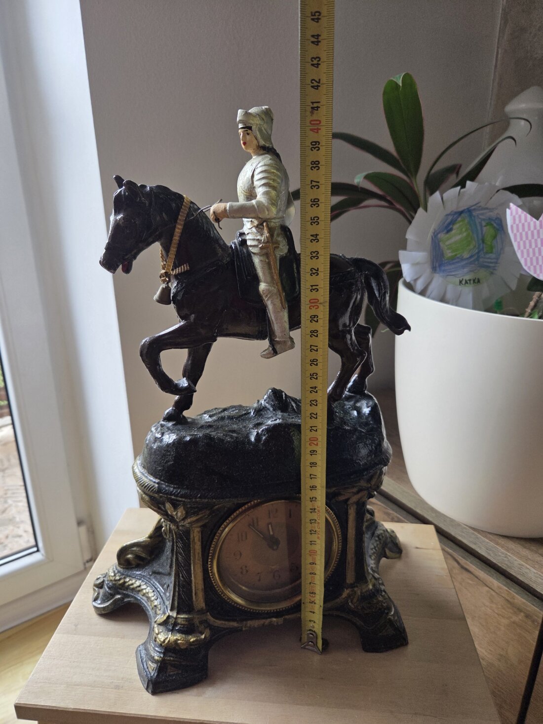 ⏳ Starožitné krbové hodiny s jazdcom na koni – elegantný historický kúsok – Obrázok 7