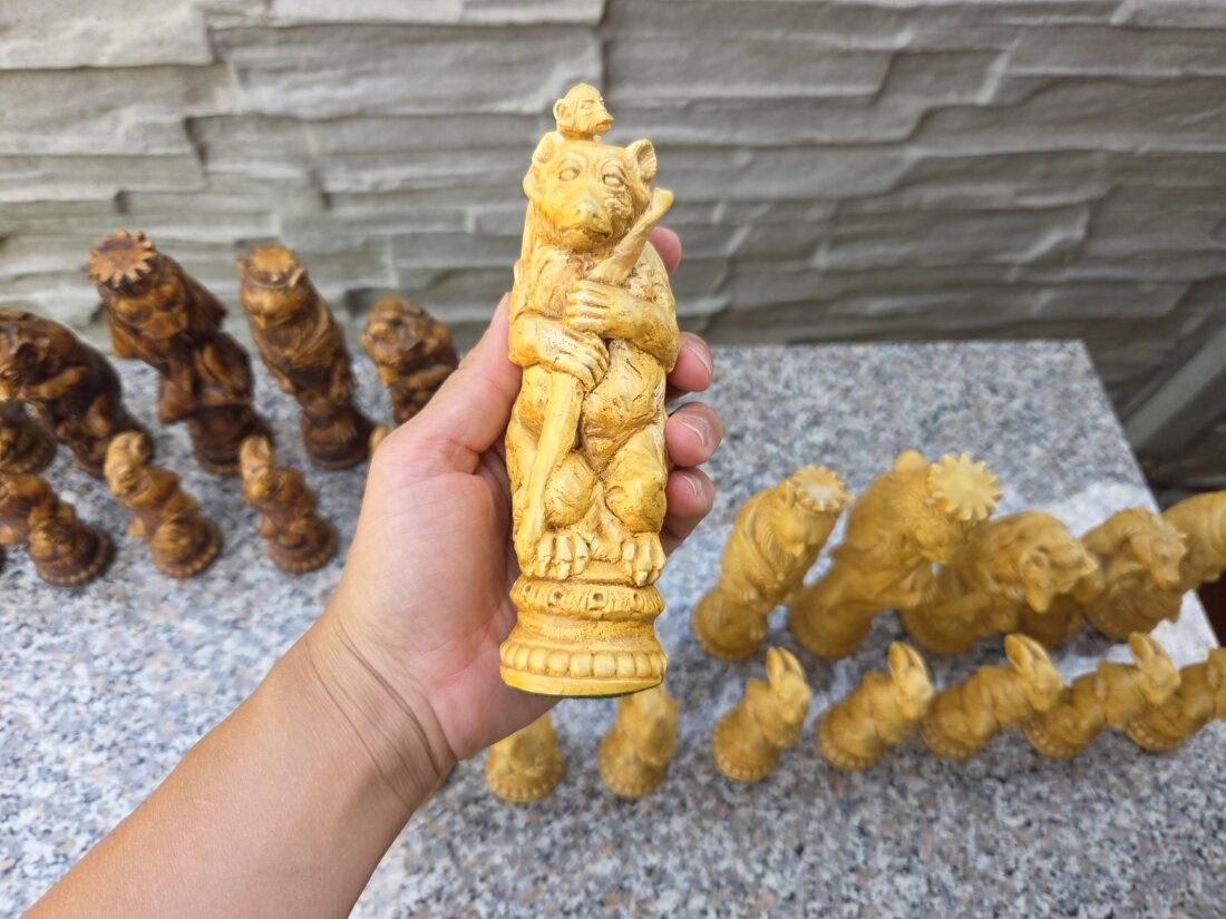 👑 Luxusný zberateľský šach – Zvieracie stredoveké kráľovstvo (Reynard the Fox) – Obrázok 7